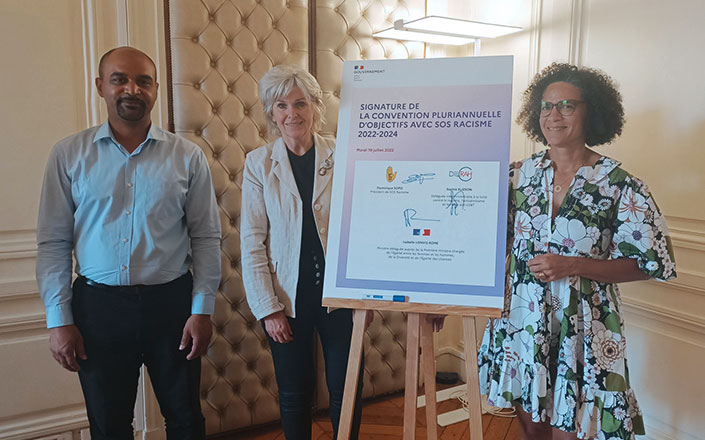 Dominique Sopo, Isabelle Lonvis-Rome et Sophie Elizéon lors de la signature de la convention pluriannuelle entre l'Etat et SOS Racisme en 2022