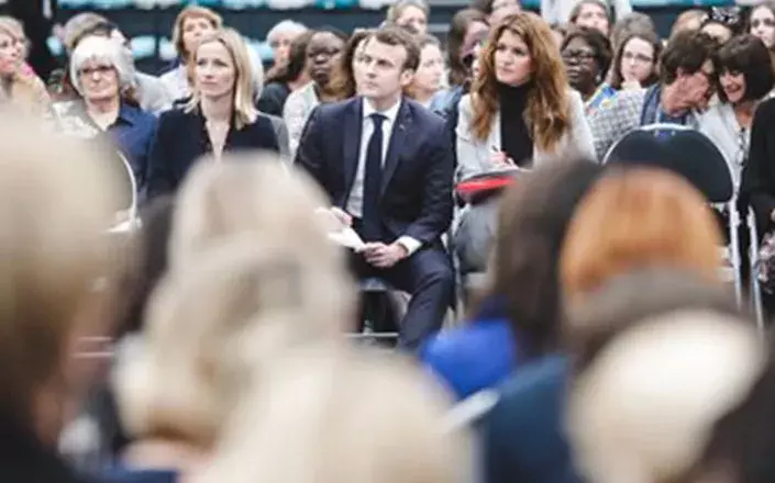 Emmanuel Macron et Marlène Schiappa lors du grand débat national sur les mères isolées