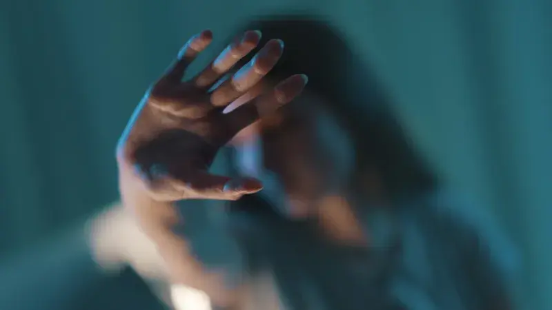 Jeune femme faisant un panneau d’arrêt avec sa main 