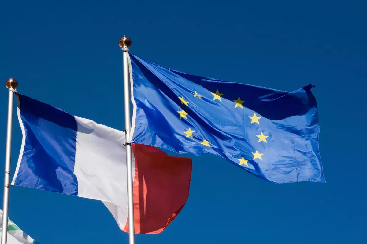 Drapeaux français et de l'Union européenne