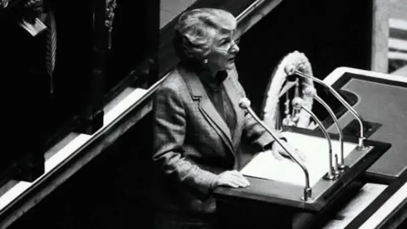 Photo en noir et blanc de l'ancienne ministre du droits des femmes prenant la parole à l'Assemblée nationale, Yvette Roudy
